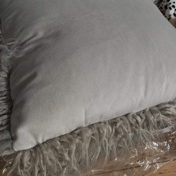 New Faux Fur Pillows Grey Faux Fur Pillows 19x19 Shaggy Throw Pillows Bouclair - Picture 8 of 10